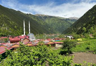 Fengos Apart has Balcony rooms