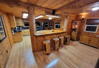 Jacuzzi, Xbox, Walk to the Lake!! has rooms with a private hot tub