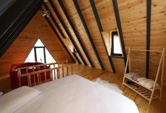 Azhara Bungalov has rooms with a private hot tub