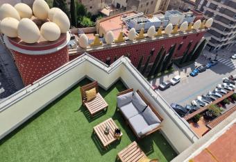 Atico frente al museo Dali has Balcony rooms