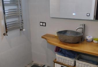 Habitaci  n doble allows 18 year olds to book a room