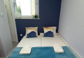 Apartment B    kitny allows 18 year olds to book a room