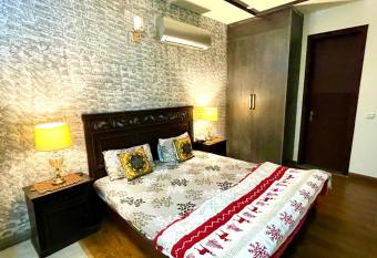 Entire Studio Apartment allows 18 year olds to book a room