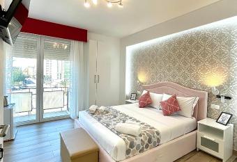 ARBI VENICE STATION 027042-LOC-13151 allows 18 year olds to book a room