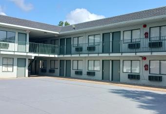 Hometowne Studios By Red Roof Orange, Tx allows 18 year olds to book a room