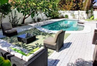 The Villa Verde - Luxury Clearwater by BlueBellaEstate has Balcony rooms