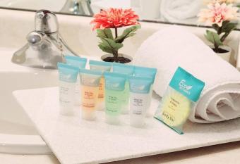 Lakeview Condo in Downtown with Free Parking. has rooms with a private hot tub