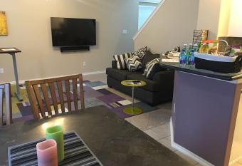 2BdRm Townhouse - Houston (Humble/IAH) allows 18 year olds to book a room