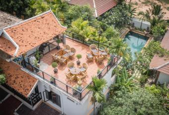 The Botanic Garden Hotel allows 18 year olds to book a room