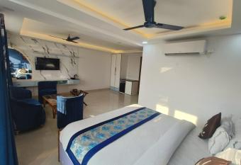 Hotel Noida Dreams has Smoking/Balcony rooms