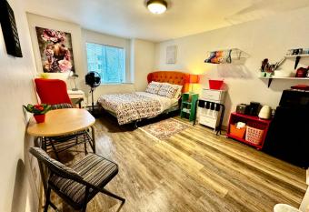Micro Studio Apartment in University District- 10 mins walk to University of WA allows 18 year olds to book a room