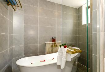 Suite Glory has rooms with a private hot tub