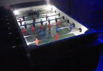 Man Cave Pax 24 has rooms with a private hot tub