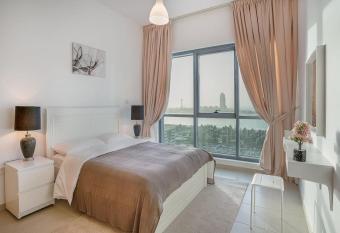 GREAT 2 Bedroom Apartment (Sea View) has rooms with a private hot tub