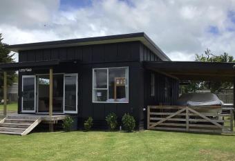 Black Beauty - Double Family Lake House for 12 with a NEW SPA & Pets has rooms with a private hot tub