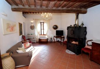 Maremma Holidays: Petra Apartment allows 18 year olds to book a room