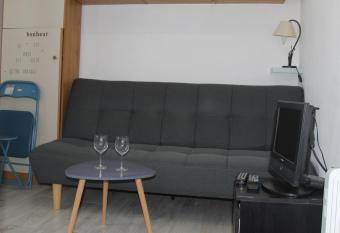 L Opale 5, studio 2 pers allows 18 year olds to book a room