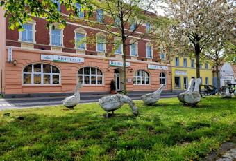 Hotel Due Fratelli allows 18 year olds to book a room