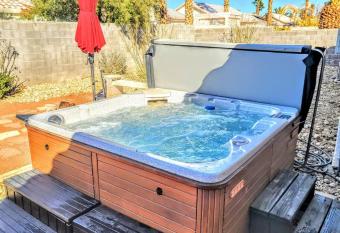 #10 Haven w/Spa: Mins to Aliante/Desert Golf/Dwtwn has rooms with a private hot tub