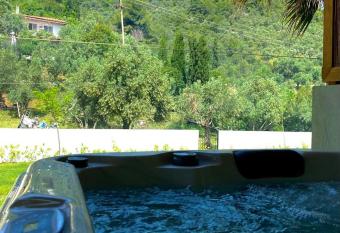 Salty Wave Suites has rooms with a private hot tub