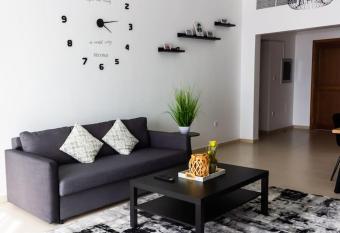 Supurb 2 Bed Room Apt Sea Front (Side View) has rooms with a private hot tub