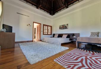 Private pavilion in 5-star hotel by the sea has rooms with a private hot tub