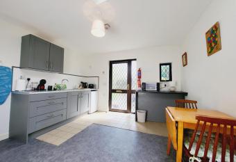 Oak Cottage 3 km from Rock of Cashel allows 18 year olds to book a room