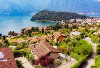 Villa degli Angeli - by MyHomeInComo allows 18 year olds to book a room