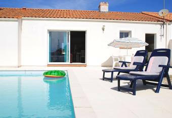 MAISON AVEC PISCINE CHAUFFEE PRIVEE PRES DES PLAGES has Balcony rooms