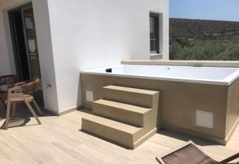 Azzure Luxury Suites has rooms with a private hot tub