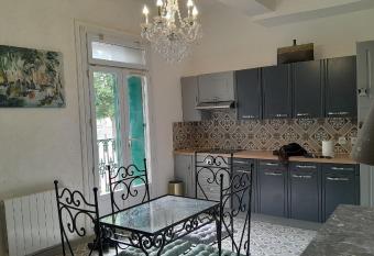 Appartement authentique au bord du fleuve H  rault has Balcony rooms