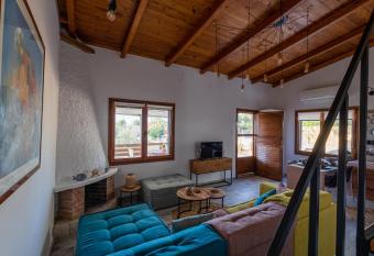 Plakakia Beachfront View has Balcony rooms