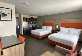 Candlewood Suites Houston Stafford, An IHG Hotel has rooms with a private hot tub