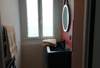 Une Parenthese allows 18 year olds to book a room