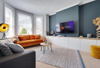 Beach Staycation -Modern 4 bedroom house in Bournemouth allows 18 year olds to book a room