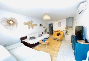 Charming Home, Walking distance from the Beach ! has rooms with a private hot tub