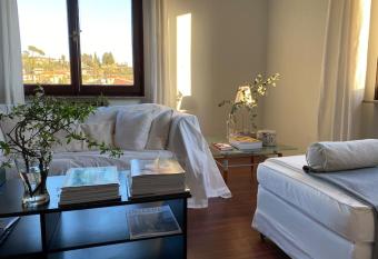 un condominio felice allows 18 year olds to book a room