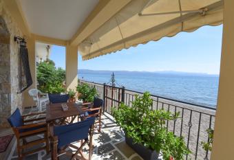 Jeannet s Beach House has Balcony rooms