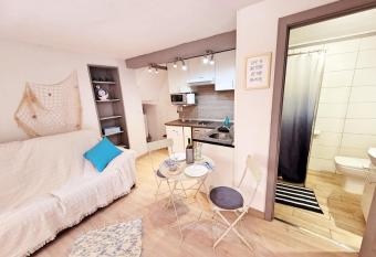 Estudio esquinero en la playa allows 18 year olds to book a room