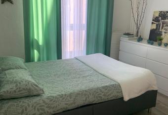 Chambre priv  e proche de l   cole de Commerce allows 18 year olds to book a room