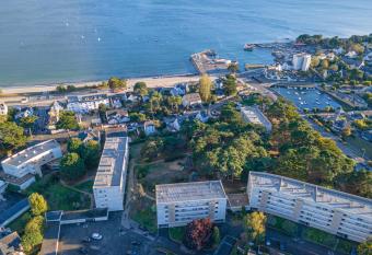 TYANDRO carnac plage allows 18 year olds to book a room