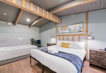 Blue Jay Lodge has rooms with a private hot tub