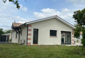 Maison plain pied Audenge 95m2 jardin privatif avec terrasses et parking has Balcony rooms