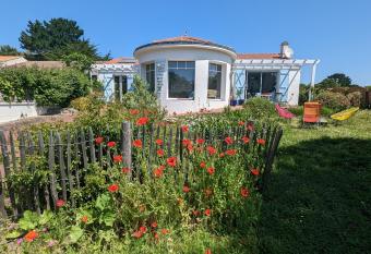 Villa familiale color  e, plage et centre    pied has Balcony rooms