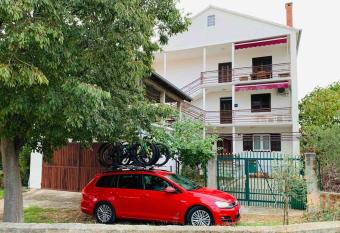 Spacious retro 3-bedroom home 130m2 in Zadar, Puntamika Borik beach area has rooms with a private hot tub