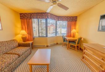 1bd 274 Perfect Location with Pool and Hot Tub allows 18 year olds to book a room