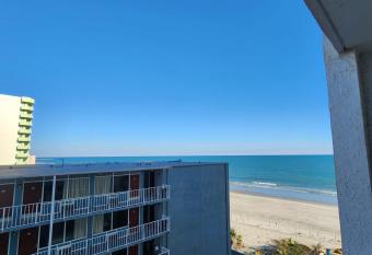 Beach Life Resort Oceanview Efficiency DW708 has rooms with a private hot tub