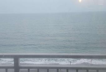 Beach Life Resort Oceanfront Efficiency Tides 802 has rooms with a private hot tub