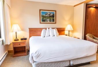 Studio Perfect Location 305 with Pool and Hot Tub has rooms with a private hot tub