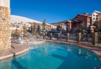 Studio 519 Perfect Location with Pool and Hot Tub has rooms with a private hot tub